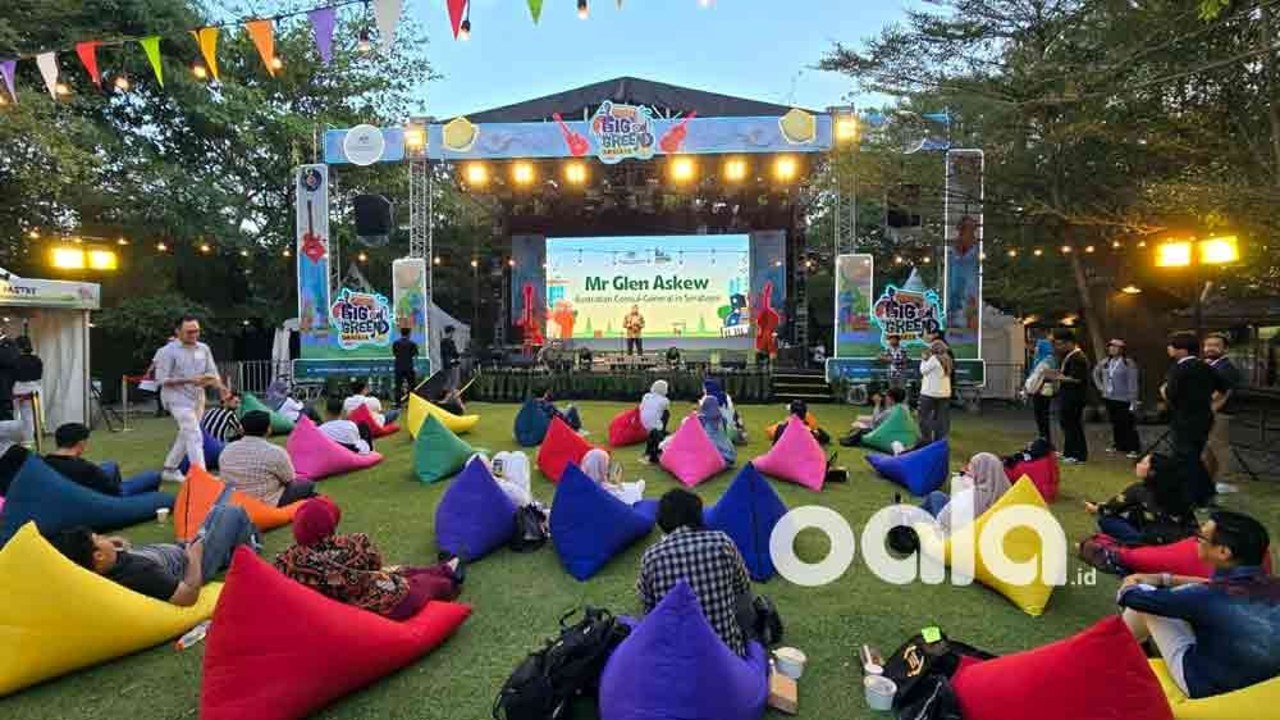 Suasana gig outdoor di Surabaya