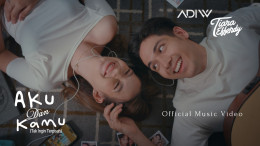 Cantika Putri Kirana dan Fadi Alaydrus berbagi earphone dalam video klip Aku dan Kamu (Tak Ingin Terpisah) milik Adiw dan Tiara Effendy