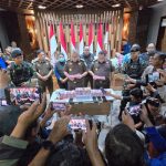 Aspidsus Kejati Jatim I Gede Punia Atmaja memberikan keterangan pers terkait pengembangan penyidikan kasus pungli ESDM Jatim di gedung Kejati Jatim