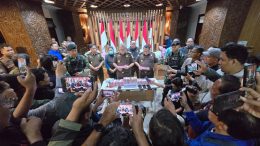 Aspidsus Kejati Jatim I Gede Punia Atmaja memberikan keterangan pers terkait pengembangan penyidikan kasus pungli ESDM Jatim di gedung Kejati Jatim