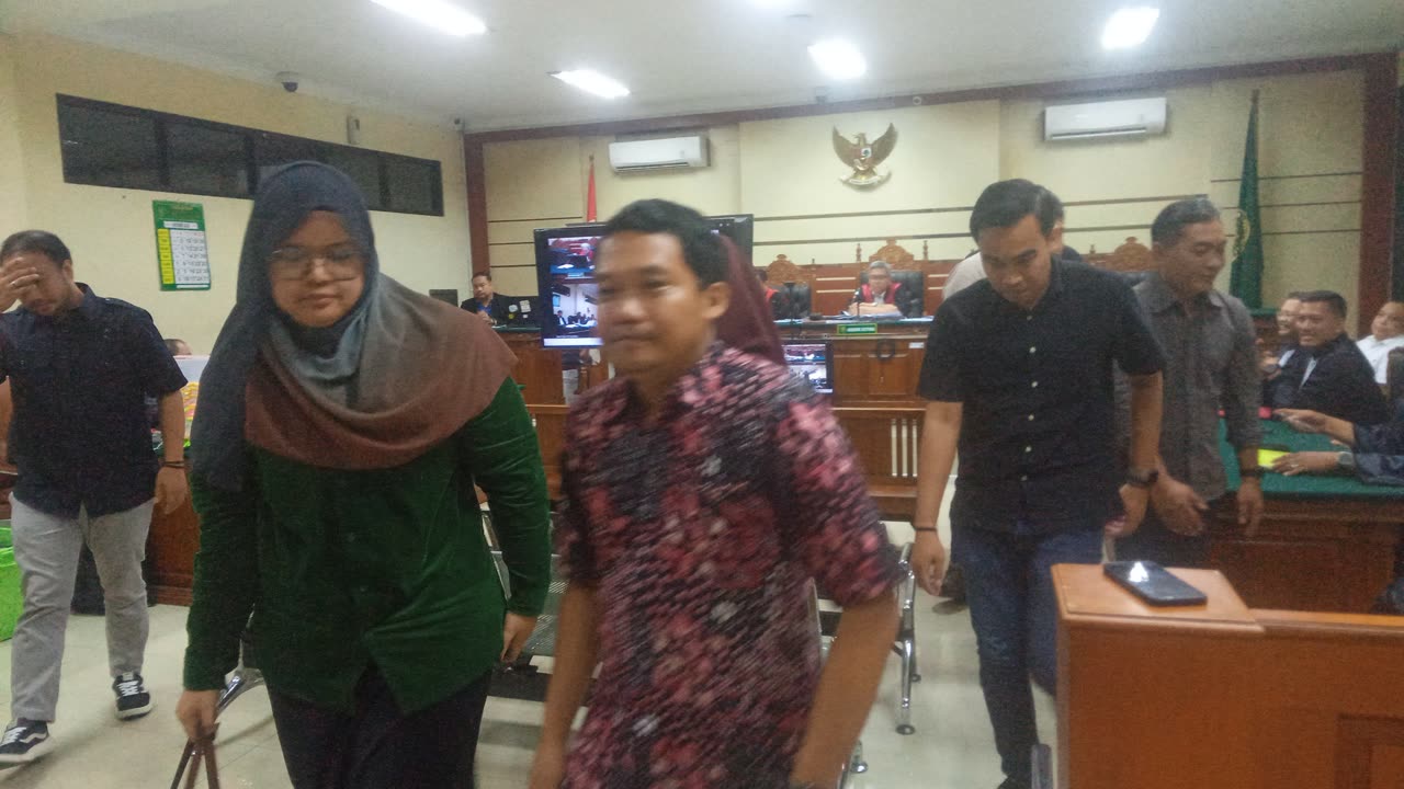 Sidang lanjutan perkara pungli perizinan ESDM Jatim di Pengadilan Tipikor Surabaya, dengan 10 staf bidang pertambangan diperiksa sebagai saksi.