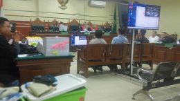 Suasana sidang Tipikor Surabaya perkara ESDM Jatim saat saksi sopir dan ajudan memberi keterangan di depan majelis hakim. Foto: Din