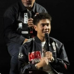 Iqbaal Ramadhan memegang mikrofon saat konferensi pers film Operasi Pesta Copet di Jakarta