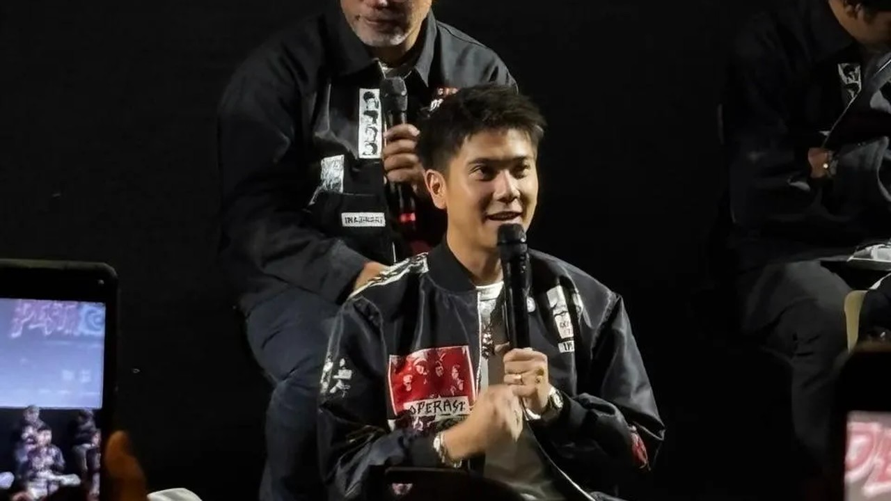 Iqbaal Ramadhan memegang mikrofon saat konferensi pers film Operasi Pesta Copet di Jakarta