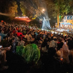 Penonton menyaksikan pertunjukan Jazz Gunung di Wana Wisata Baturraden pada malam hari
