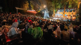 Penonton menyaksikan pertunjukan Jazz Gunung di Wana Wisata Baturraden pada malam hari