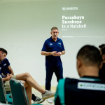 Perwakilan FIFA menyampaikan presentasi di depan layar bertuliskan Persebaya Surabaya In a Nutshell saat kunjungan ke Persebaya Future Lab