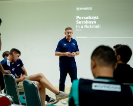 Perwakilan FIFA menyampaikan presentasi di depan layar bertuliskan Persebaya Surabaya In a Nutshell saat kunjungan ke Persebaya Future Lab