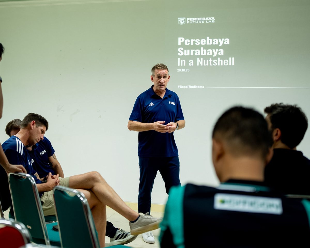 Perwakilan FIFA menyampaikan presentasi di depan layar bertuliskan Persebaya Surabaya In a Nutshell saat kunjungan ke Persebaya Future Lab