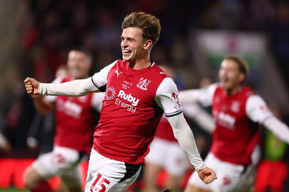 Pemain Fleetwood Town merayakan kemenangan atas Arsenal di Carabao Cup