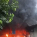 Kebakaran bangunan di Jl Jambangan Kebon Agung Surabaya dengan asap hitam pekat