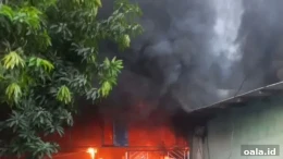 Kebakaran bangunan di Jl Jambangan Kebon Agung Surabaya dengan asap hitam pekat