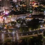 Suasana malam kawasan pusat kota Surabaya saat listrik padam, Senin 19 Oktober 2026