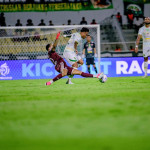 Saddil Ramdani berduel dengan pemain PSM Makassar pada laga pekan keenam BRI Super League 2026/2027 (Foto: persebaya.id)