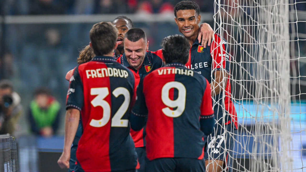 Para pemain Genoa merayakan gol ke gawang Juventus di Stadio Luigi Ferraris.