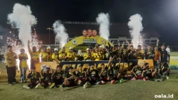 Tim SMAN 3 Bojonegoro merayakan gelar juara Bahlil Mini Soccer Cup 2026 di Lapangan Thor Surabaya