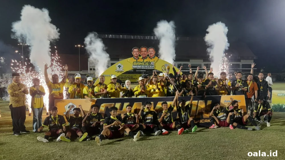 Tim SMAN 3 Bojonegoro merayakan gelar juara Bahlil Mini Soccer Cup 2026 di Lapangan Thor Surabaya
