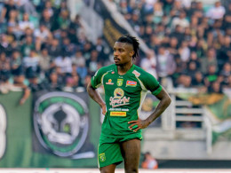 Gledson Paixao mengenakan seragam Persebaya Surabaya di stadion