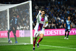 Achraf Hakimi merayakan hat-tricknya untuk PSG