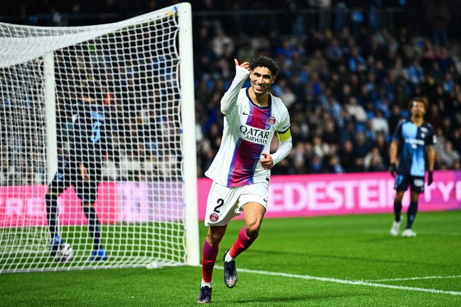 Achraf Hakimi merayakan hat-tricknya untuk PSG