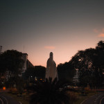 Monumen Bambu Runcing di Surabaya pada senja hari