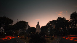 Monumen Bambu Runcing di Surabaya pada senja hari