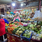 Suasana lapak sayur di pasar tradisional Surabaya dengan dagangan sayur segar