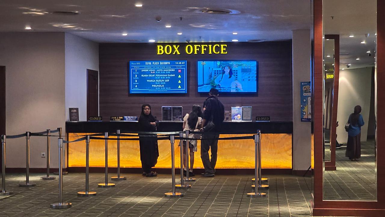 Suasana box office Cinema XXI Royal Plaza Surabaya
