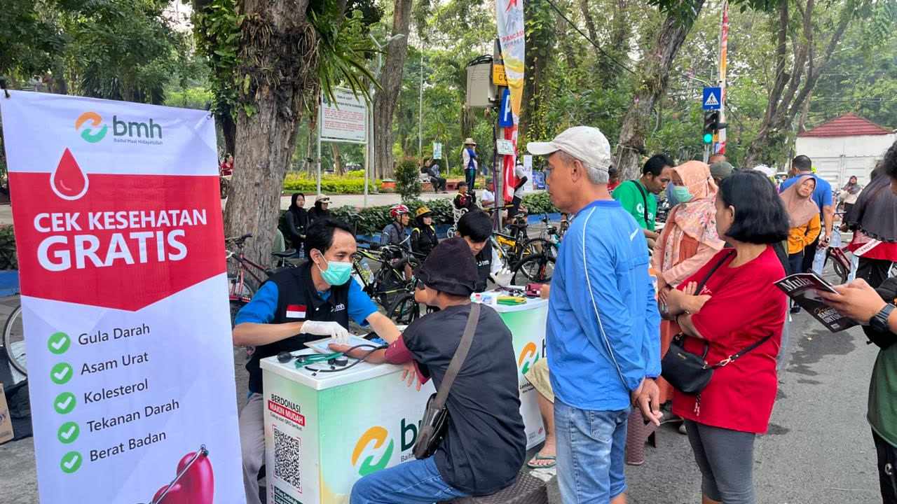 Warga mengikuti layanan cek kesehatan gratis di stan pinggir jalan saat Car Free Day Surabaya.
