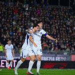 Pemain Inter menguasai bola lawan Venezia