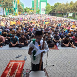 Siswa kelas 11 Sultan Nibras berkhutbah di hadapan ratusan siswa MAN Kota Surabaya saat sholat istisqa di lapangan sekolah