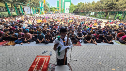 Siswa kelas 11 Sultan Nibras berkhutbah di hadapan ratusan siswa MAN Kota Surabaya saat sholat istisqa di lapangan sekolah