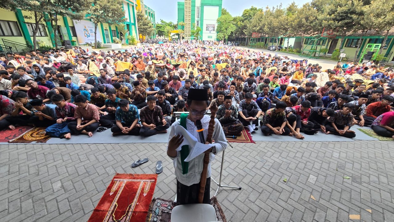 Siswa kelas 11 Sultan Nibras berkhutbah di hadapan ratusan siswa MAN Kota Surabaya saat sholat istisqa di lapangan sekolah