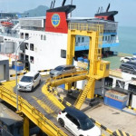 Kapal penumpang KMP Legundi bersandar di Pelabuhan Tanjung Perak Surabaya, mobil antre menaiki ramp kapal