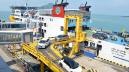 Kapal penumpang KMP Legundi bersandar di Pelabuhan Tanjung Perak Surabaya, mobil antre menaiki ramp kapal