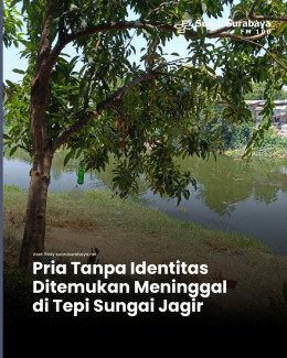 Pohon mangga di tepi Sungai Jagir Surabaya, lokasi ditemukannya pria tanpa identitas yang meninggal dunia, Selasa 20 Oktober 2026