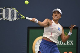 Janice Tjen memukul forehand saat bertanding