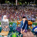Gubernur Jawa Timur Khofifah Indar Parawansa bersama Gus Iqdam dan Syekh Afeefuddin Al-Jailani di tengah ribuan jemaah Jatim Bersholawat di halaman Gedung Negara Grahadi, Surabaya.
