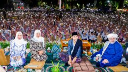 Gubernur Jawa Timur Khofifah Indar Parawansa bersama Gus Iqdam dan Syekh Afeefuddin Al-Jailani di tengah ribuan jemaah Jatim Bersholawat di halaman Gedung Negara Grahadi, Surabaya.