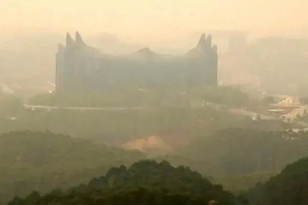 Kabut asap kebakaran hutan dan lahan menyelimuti kawasan Ibu Kota Nusantara hingga Istana Garuda tampak samar — kabut asap karhutla IKN.
