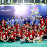 Para peserta Kejuaraan Bulutangkis Antar Media berfoto bersama di GOR Suryanaga.