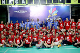 Para peserta Kejuaraan Bulutangkis Antar Media berfoto bersama di GOR Suryanaga.