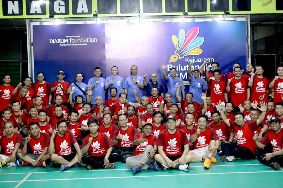 Para peserta Kejuaraan Bulutangkis Antar Media berfoto bersama di GOR Suryanaga.
