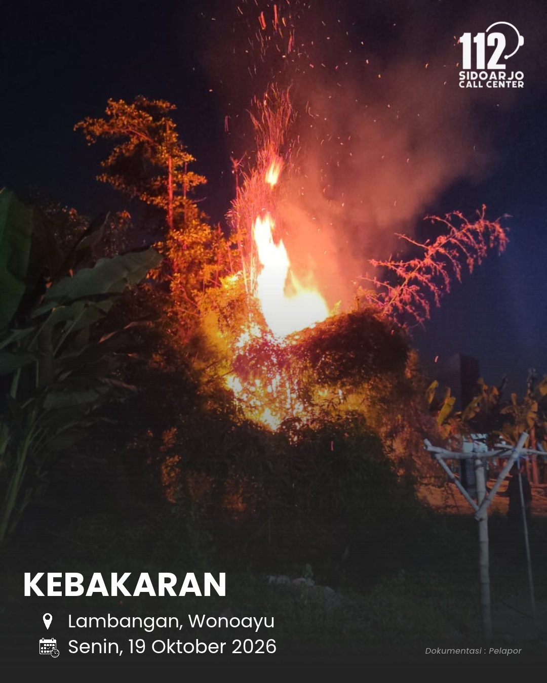Kobaran api kebakaran lahan di Lambangan, Wonoayu, Sidoarjo, Senin malam