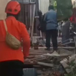 Puing rumah yang rusak parah di gang sempit Jalan Kupang Segunting Surabaya setelah ledakan LPG, petugas berada di lokasi.