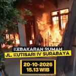 Api membesar dari jendela rumah yang terbakar di Jl. Kutisari IV/V Surabaya, Selasa 20 Oktober 2026