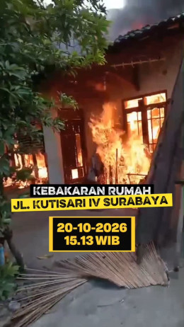 Api membesar dari jendela rumah yang terbakar di Jl. Kutisari IV/V Surabaya, Selasa 20 Oktober 2026