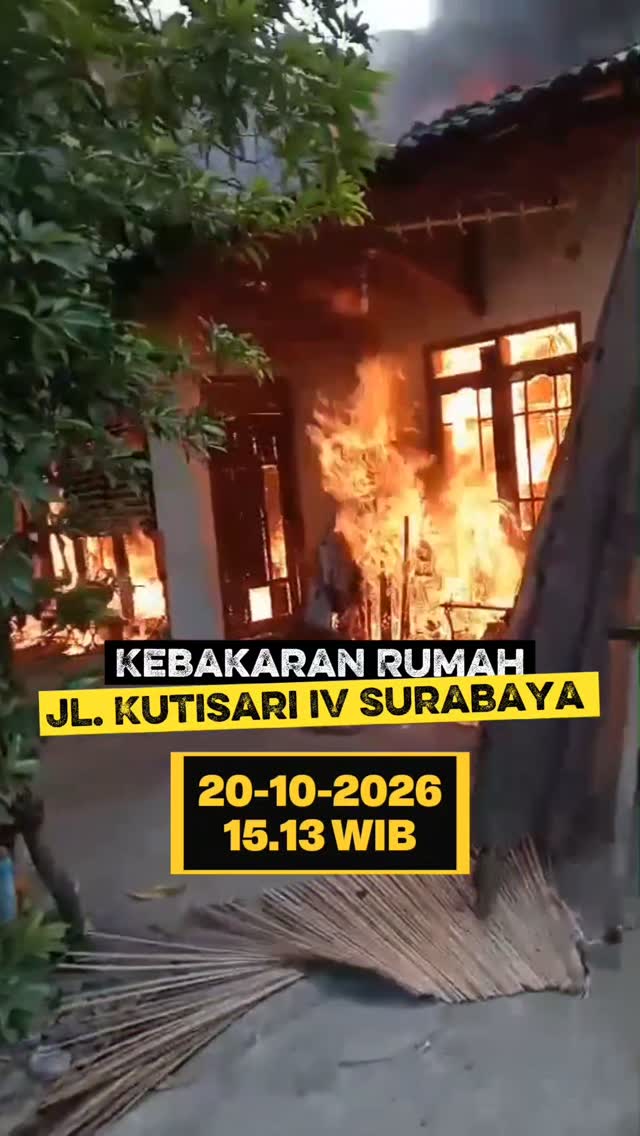 Api membesar dari jendela rumah yang terbakar di Jl. Kutisari IV/V Surabaya, Selasa 20 Oktober 2026