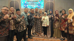 Foto bersama pada acara lepas sambut Dandim 0830/Surabaya di depan layar bertuliskan Lepas Sambut