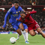 Duel pemain Liverpool dan Chelsea dalam laga Carabao Cup di Anfield.